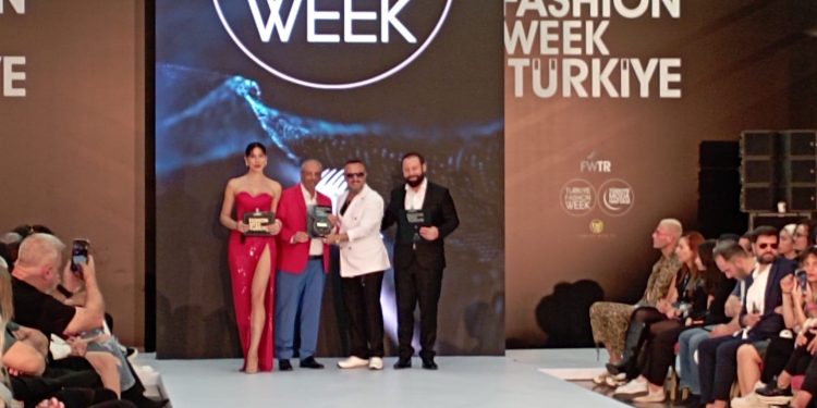 Fethi Demirkol’a ödül Fashıon Week Türkiye’den