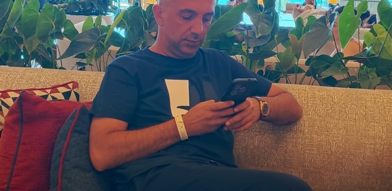 SWISSÔTEL’DE YILDIZLAR GEÇİDİ: SELÇUK GÜLTEKİN SPOR ŞIKLIĞIYLA DİKKAT ÇEKTİ!