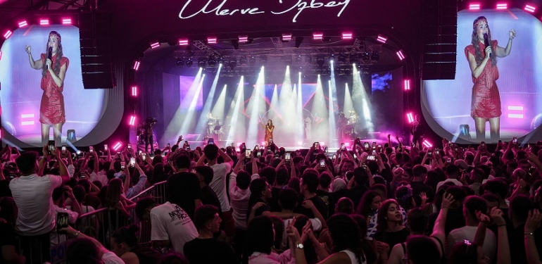 Merve Özbey 52. Uluslararası Arhavi Festivali’nde Sahne Aldı