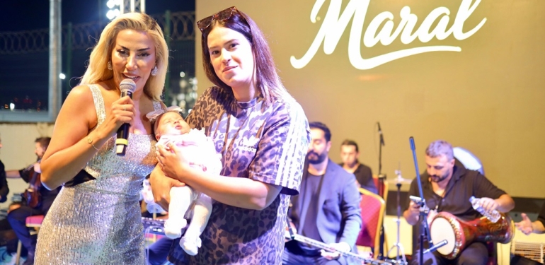 MARAL’DAN SAHNEDE ALTIN SÜRPRİZİ!
